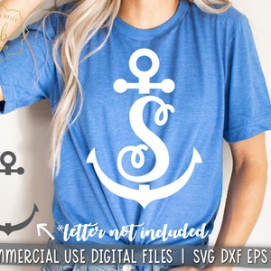 Puede incluir: Una camiseta azul con un diseño de ancla blanca con una letra "S" dentro del ancla. El texto "*letter not included" está escrito debajo del ancla. El texto "COMMERCIAL USE DIGITAL FILES | SVG DXF EPS PNG" está escrito en la parte inferior de la imagen.