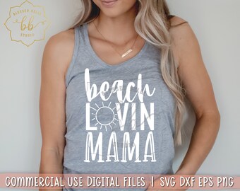 Könnte beinhalten: Ein graues Tanktop mit dem Text "beach lovin mama" in Weiß. Der Text ist in einer stilisierten Schriftart mit einer Sonnengrafik.
