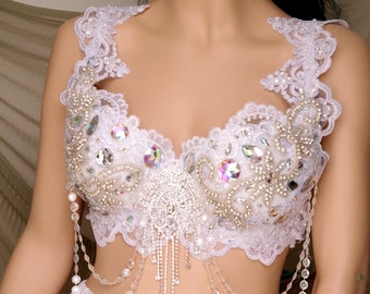Witte rave-bh met strasssteentjes, top voor burlesquefestivals met kristallen.