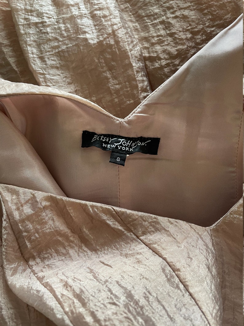 Może przedstawiać: Jasnobrązowa sukienka bez rękaw&oacute;w z dekoltem w kształcie litery V i metką Betsey Johnson New York. Na metce widnieje rozmiar 8.