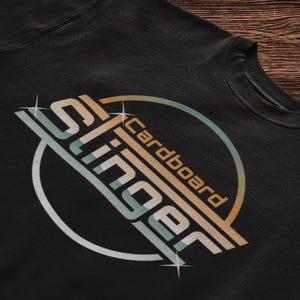 Cardboard Slinger - MTG FaB Trading Card Game Jogador Hobby Presente Camiseta ou Moletom Unissex