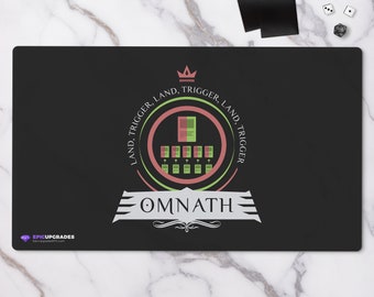 Puede incluir: Un tapete de juego negro con un emblema verde y rojo que presenta el texto "LAND, TRIGGER, LAND, TRIGGER" y "OMNATH" en una pancarta blanca.