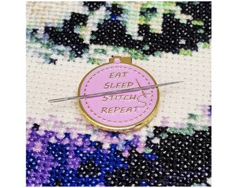 Eat Sleep Stitch | Zitat Needle Minder | Emaille Needle Minder | Magnetischer Needlesticker | Kreuzstich Geschenk | Nähzubehör | Zitat Geschenk