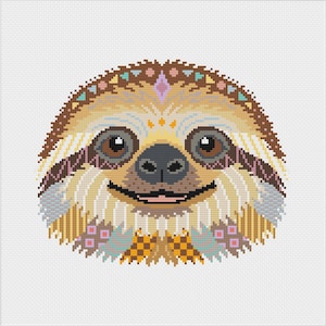 Puede incluir: Un patrón de punto de cruz de una cara de perezoso con un diseño simétrico y acentos geométricos en marrón, beige, crema y azul turquesa. El perezoso tiene ojos grandes y oscuros, una nariz oscura prominente y una amplia sonrisa pixelada.