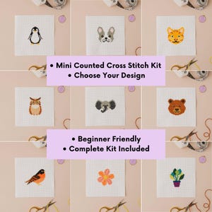 Può includere: Una collezione di mini kit di punto croce contati con vari disegni, tra cui un pinguino, cane, gatto, gufo, elefante, orso, uccello, fiore e pianta in vaso. I kit sono adatti ai principianti e includono tutto il necessario. Il testo sull'immagine recita: Mini Kit Punto Croce Contato, Scegli il Tuo Design, Adatto ai Principianti, Kit Completo Incluso.