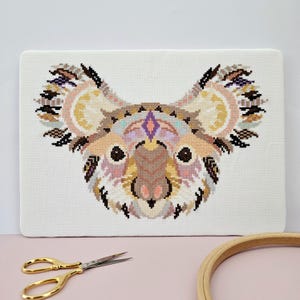 マンダラ コアラ クロスステッチ パターン | 幾何学模様の裁縫プロジェクト | 刺繍 | 初心者 & 中級者 | 有袋類動物の針仕事