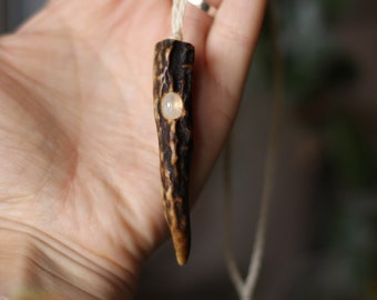 Collana con corno di cervo inciso e labradorite bianca, con perline di legno fossile