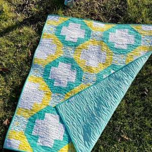 Baby quilt, play mat, handmade bedding, small quilt, modern, cotton, original design, unique, aqua, yellow, baby shower image 4