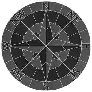 Peut inclure: Une rose des vents circulaire en nuances de gris et de noir. La boussole comporte des indicateurs directionnels tels que N, S, E et W, ainsi que des points intermédiaires comme NE et SW. Le design est segmenté avec des lignes blanches.