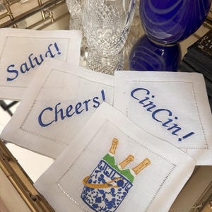 Blauer Chinoiserie-Champagne gestickter Prost, Cin Cin und Salud Leinen-Cocktailservietten