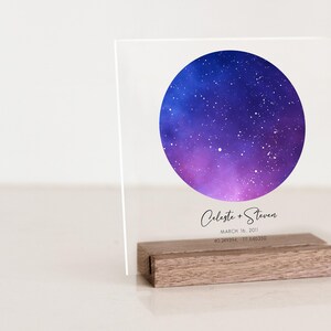 Personalisierte Sternenkarte mit Koordinaten, Sternenkarte nach Datum, lila Galaxie auf Acryl, personalisierte Sternenkarte mit Holzständer, Nachthimmel nach Datum