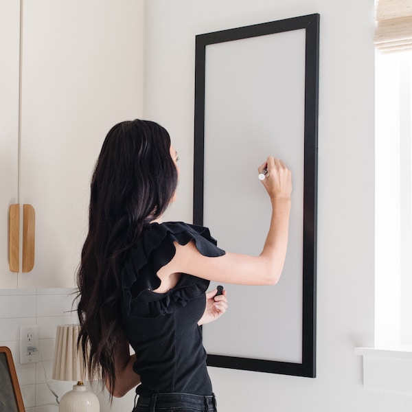 Tableau blanc mince avec cadre pour mur dans la maison ou le bureau | décoratif effaçable à sec antireflet avec option magnétique | PLUSIEURS TAILLES DISPONIBLES