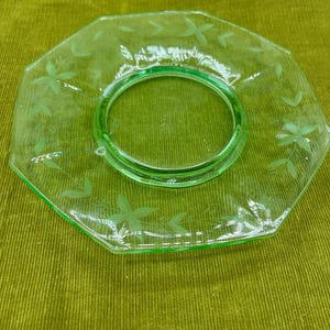 Uranium/Vaseline small serving dish/plate- Lights up under black light