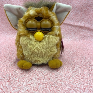 Giraffe style fur pattern on this vintage 1998 Furby with green eyes- Free Shipping.