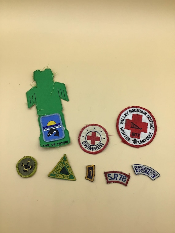 Assortment of Vintage Boy/Cub/Girl Scouts patches-
