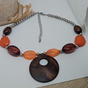 Fashion 90s Brown Wooden Round Medallion Orange & Brown Beaded Pendant Necklace