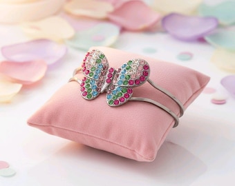 Pulsera con centro de mariposa estilo Clamper vintage y diamantes de imitación multicolores engastados en pavé.