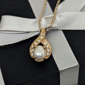 Bijoux &#39;ROMAN&#39; Tear Drop Faux Pearl & Crystal Goldfarbener Anhänger Halskette 18 &quot;Kette