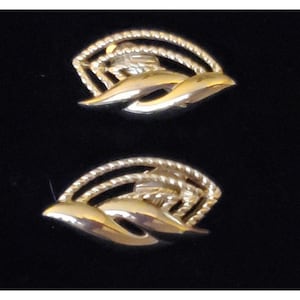 Vintage TRIFARI TM Signed Gold Tone Leaf Design Clip On Earrings