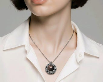 Collar con colgante de centro de madera de doble círculo de la colección KATU retirado de Brighton VTG