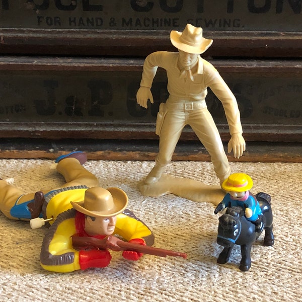 Set von 3 Vintage Plastik Cowboys, darunter ein Cowboy mit Gewehr, ein PlastiMarx Cowboy und ein Schnauzbart Cowboy