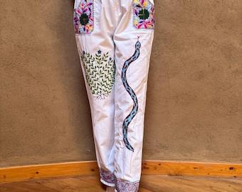 Pantaloni da cerimonia Shipibo in cotone bianco ricamati a mano con motivo Ayahuasca Picaflor Mariposa Icaros Kené, taglia S/M o 32.