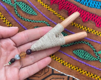 Kuripe Cedar Wood Rapé Pipe with Natural Maguey Cord and Amber