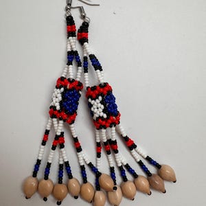 Boucles d&#39;oreilles cylindriques creuses Kenè Shipibo Cérémonie Blanc Bleu