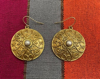 Pendientes Medallón Corazón Mandala Latón con Perlas
