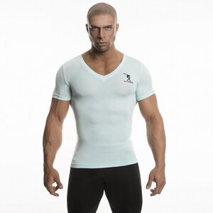 Peut inclure: Un t-shirt bleu clair à col en V avec des manches courtes et un petit logo sur la poitrine. Le logo est une silhouette noire d'une personne faisant un poirier.