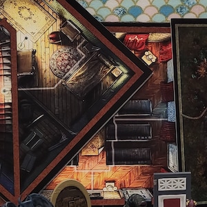 Può includere: Un set di cinque tessere da gioco per il tabellone che rappresentano diverse stanze e un corridoio. Le tessere sono in cartone e hanno uno sfondo marrone scuro con illustrazioni dettagliate delle stanze. Le tessere sono progettate per un gioco da tavolo.