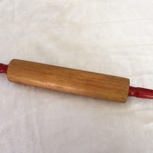 Mattarello vintage in legno con manici rossi