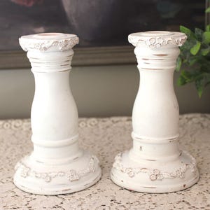 Vintage Cottage Chic bemalte verzierte Kerzenhalter Set mit zwei Kerzenhaltern Paar Holz verzierte Kerzenhalter