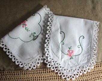 Dwie małe, prostokątne, haftowane serwetki vintage
