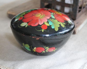 Bol de madera vintage pintado a mano con motivos florales y tapa: Plato para baratijas, pintura desconchada.
