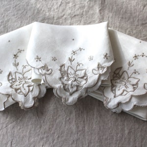 Set Of Three Vintage Embroidered Linen Dinner Napkins Embroidered Scalloped Edge Dinner Napkins Embroidered Edge
