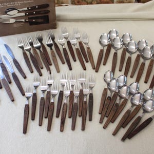 Vintage-Besteckset aus Edelstahl mit Holzgriffen, 53-teilig