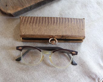 Gafas bifocales pequeñas estilo ojo de gato de los años 50 con estuche de piel sintética y cierre.