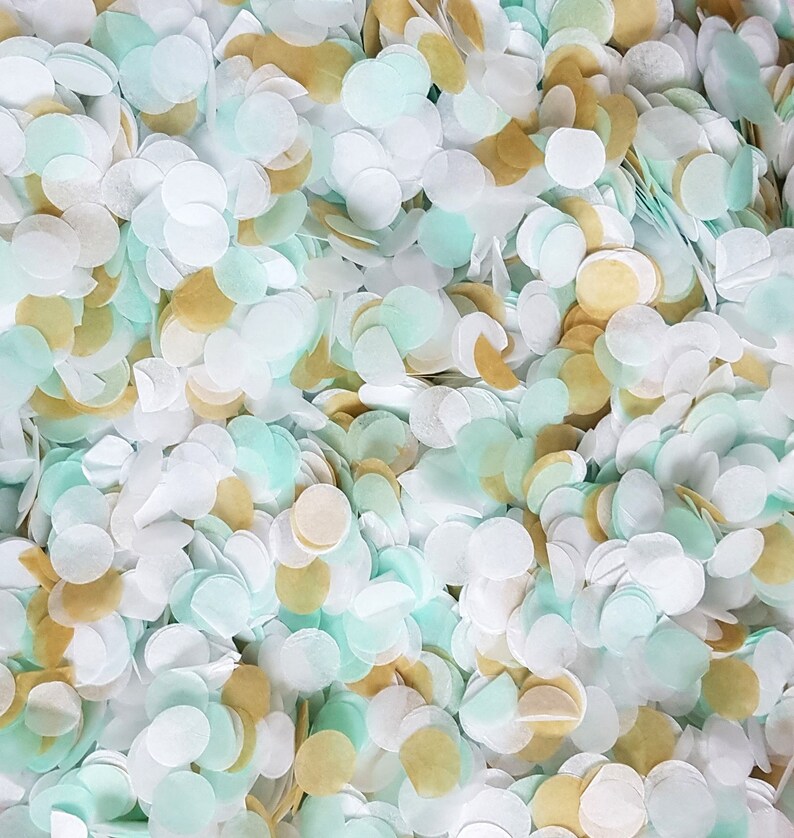 Peut inclure: Un m&eacute;lange de confettis blancs, bleu clair et dor&eacute;s. Les confettis sont en papier et ont la forme de cercles.
