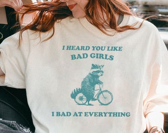 Mapache divertido escuchó que te gustan las chicas malas I Bad At Everything Shirt / Camisa divertida Camisa divertida de mapache | Camisa Meme mapache | Camisa amante de los animales