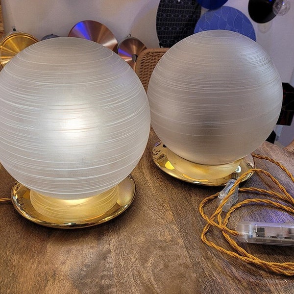 Paire de lampe à poser des années 1960-1970 base laiton et globe en verre