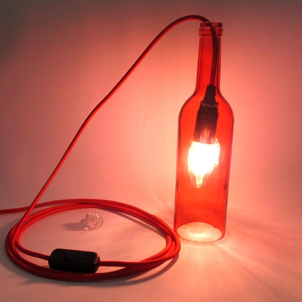 Lampe baladeuse bouteille rouge - à suspendre ou à poser - couleur de câble textile au choix - douille E14 livré avec ampoule flamme LED