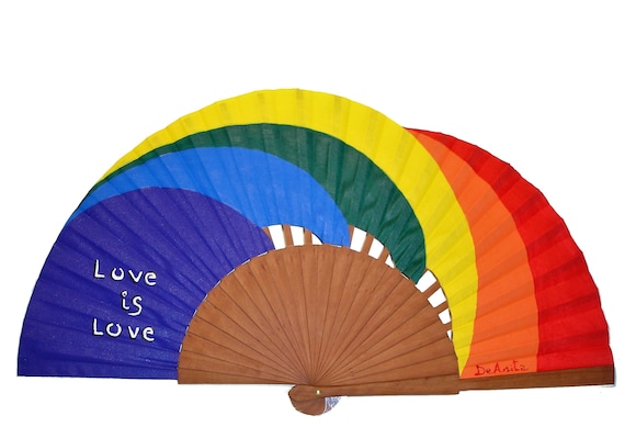 Abanico LGBTQ "Love is Love", Abanico Español Arcoíris Pintado a Mano, Regalo Orgullo Pride, Accesorio Boda Igualitaria, Artesanía Española.