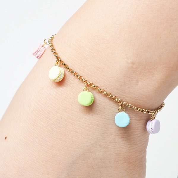 Bracelet à breloques miniature arc-en-ciel français macarons • Bracelet petite macaron • Bijoux alimentaires en pâte polymère pastel • Cadeaux pour elle •