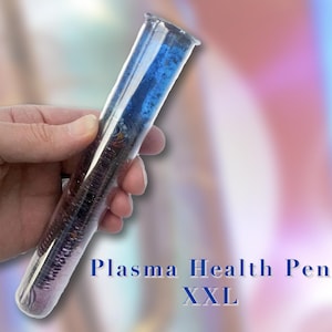 Può includere: Un tubo di plastica trasparente riempito con un liquido blu e viola scintillante. Il tubo è etichettato "Plasma Health Pen XXL".