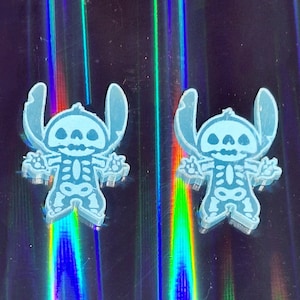 Boucles d&#39;oreilles bleues phosphorescentes dans le noir squelette extraterrestre bleu extraterrestre acrylique, inspiré de Disney, mignon extraterrestre bleu point, Disney Halloween, Alien 626