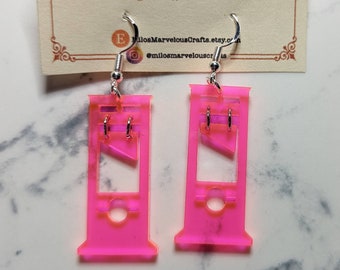 Mini pendientes de guillotinas rosas de neón en acrílico fluorescente, pendientes colgantes de guillotina, Halloween rosa, bruja, espeluznante, Ew Valentine