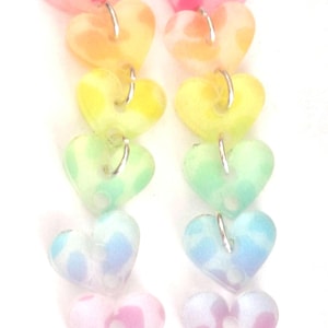 Heart Stud-hangers, LGBTQ+ Pride-oorbellen, pastel regenboog gestapelde harten hangers in transparant met dierenprint regenboog acryl