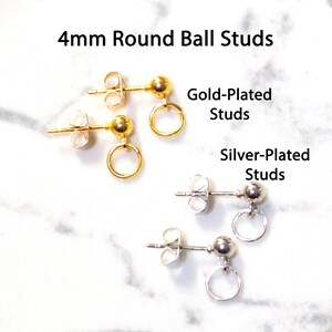 Op de afbeelding: Verguld en verzilverd 4 mm ronde kogelknopjes met een kleine ring. De afbeelding toont twee paar gouden oorbellen en twee paar zilveren oorbellen. Tekst op de afbeelding luidt "4mm Round Ball Studs", "Gold-Plated Studs" en "Silver-Plated Studs".