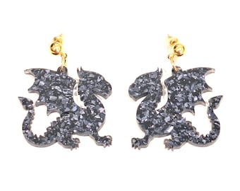 Pendientes colgantes de dragón negro con purpurina, dragón inspirado en Tairn, pendientes inspirados en Fourth Wing, pendientes caprichosos, pendientes literarios con temática de libros.